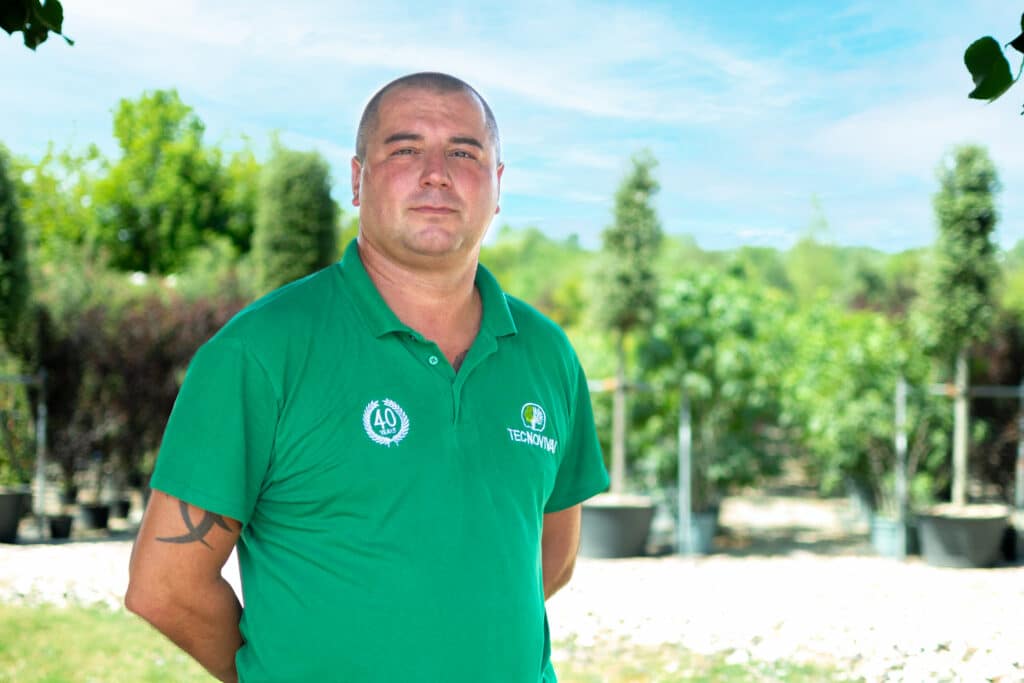 Membro del team TECNOVIVAI ritratto tra gli alberi in contenitore del vivaio di Canneto sull'Oglio (MN).